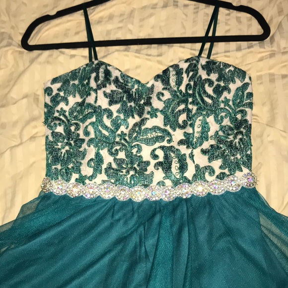 Emerald green dress worn once for my homecoming - Picture 5 of 8